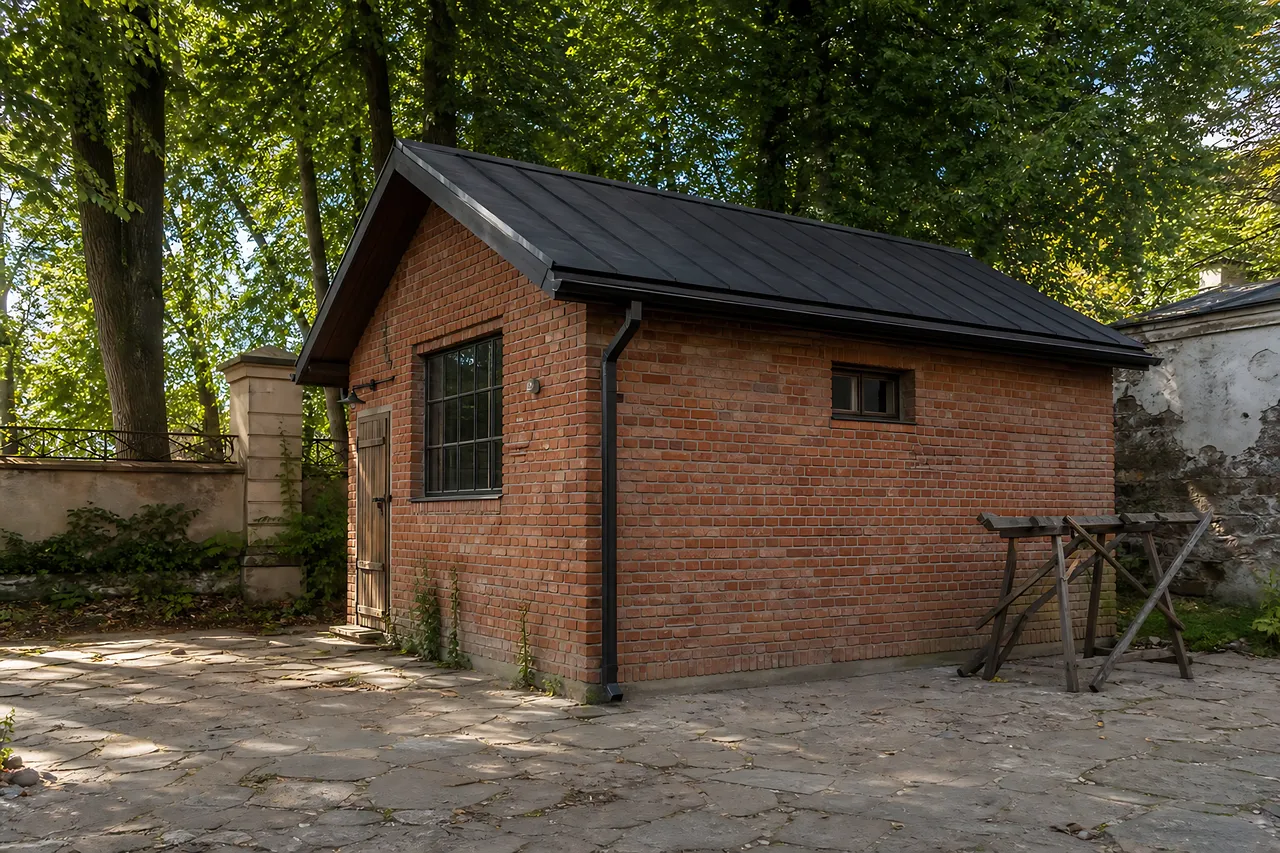 задний и боковой фасады бытовки «Старая мастерская»