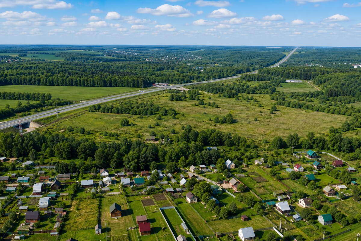 В продаже большой участок в деревне Дятлово.